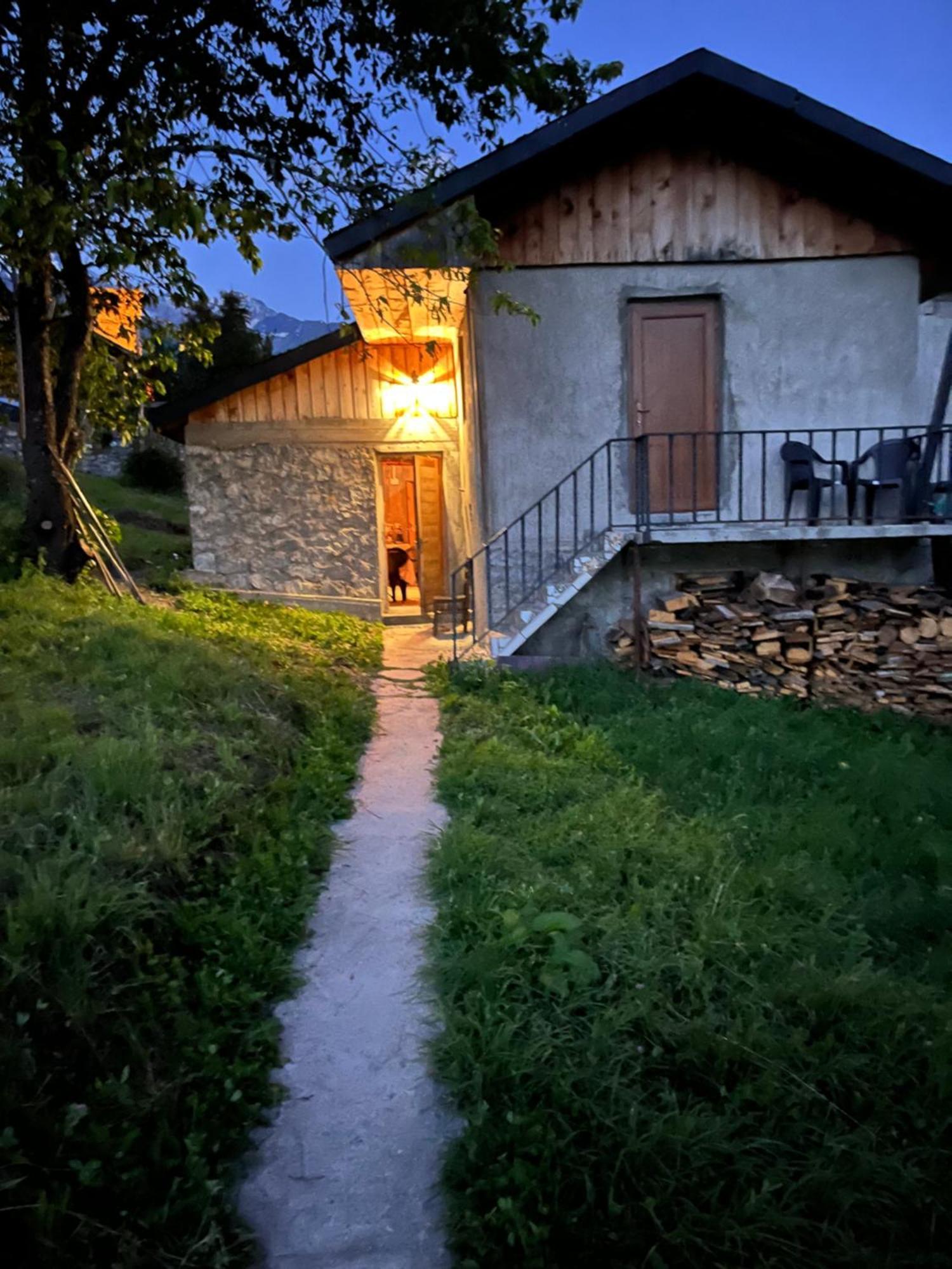 Nadia Guesthouse Mestia Exteriör bild